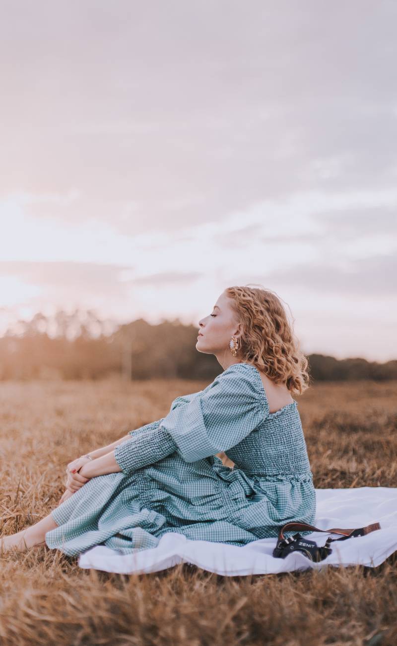 chica en el campo tranquila